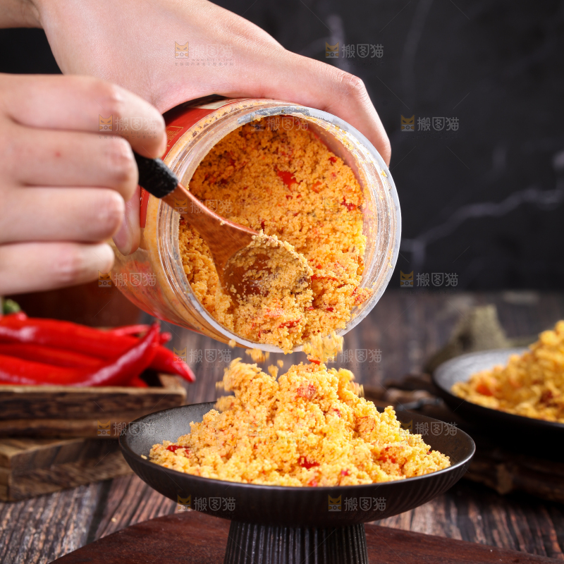 盘子里放着榨广椒粉