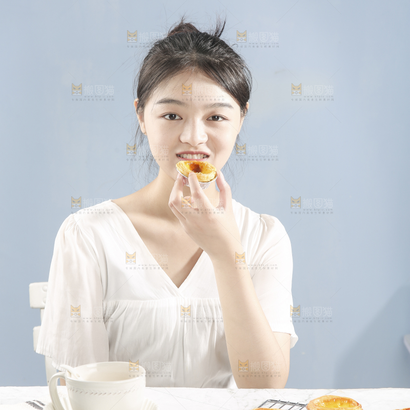 女孩正在吃蛋挞