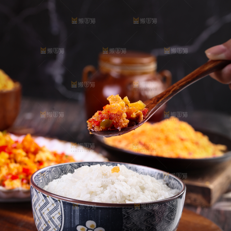 木底上放着一碗炸胡椒饭