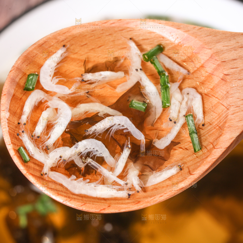 勺子上舀着紫菜虾米汤