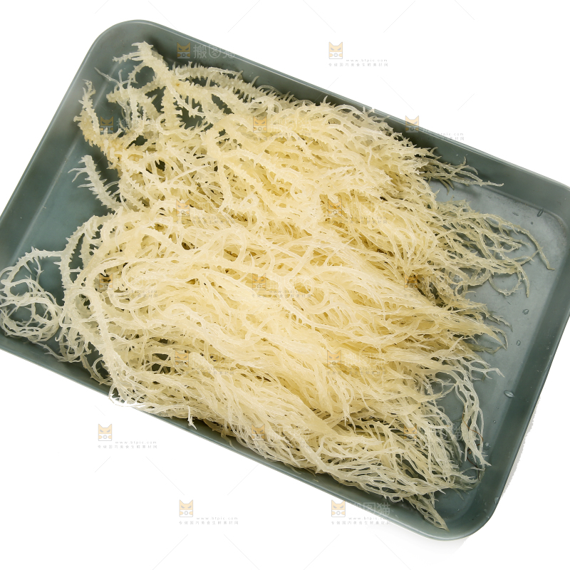 白底上放着一盘龙须菜