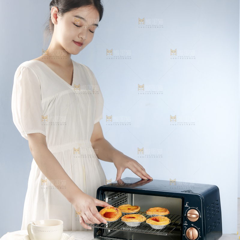 女孩正在蒸蛋挞