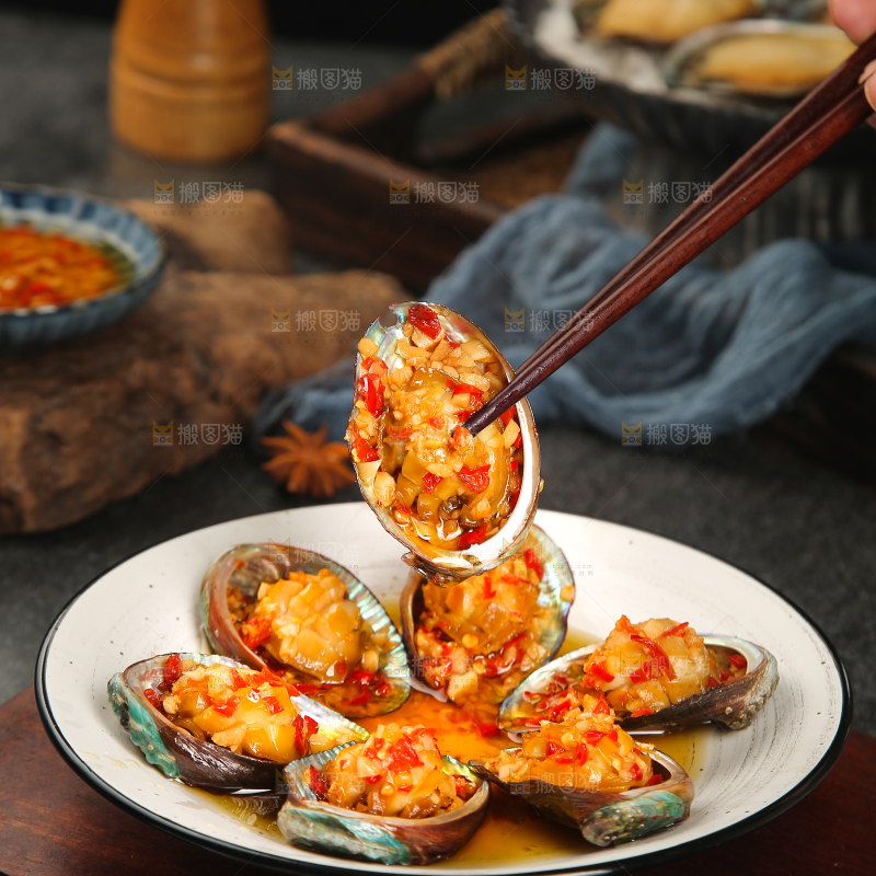 筷子上夹着蒜蓉鲍鱼