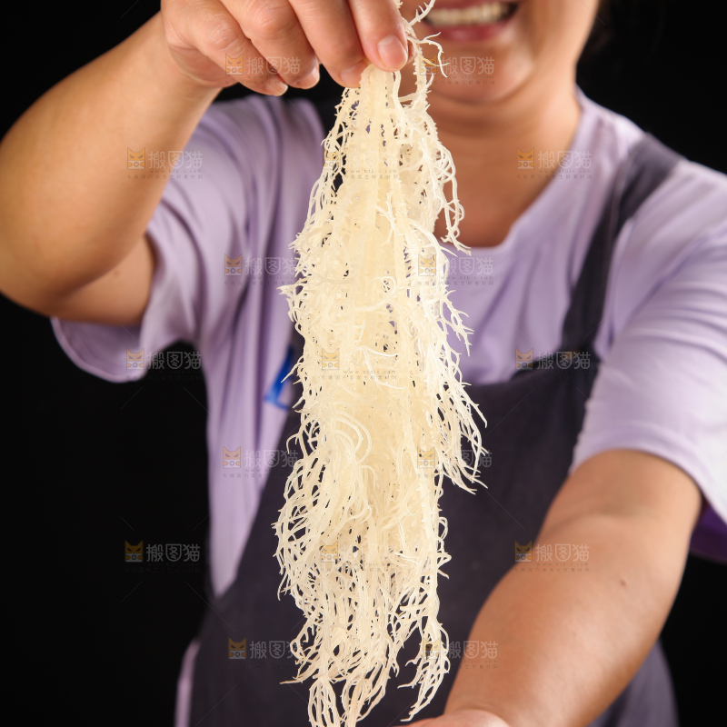 手上拿着龙须菜
