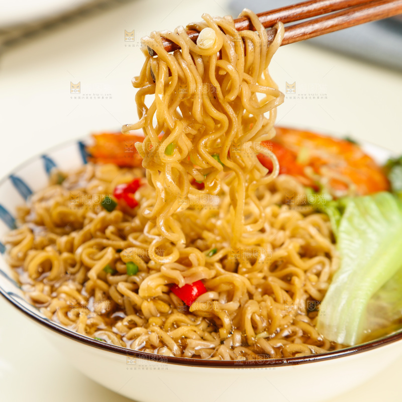 筷子上夹着龙虾拌面
