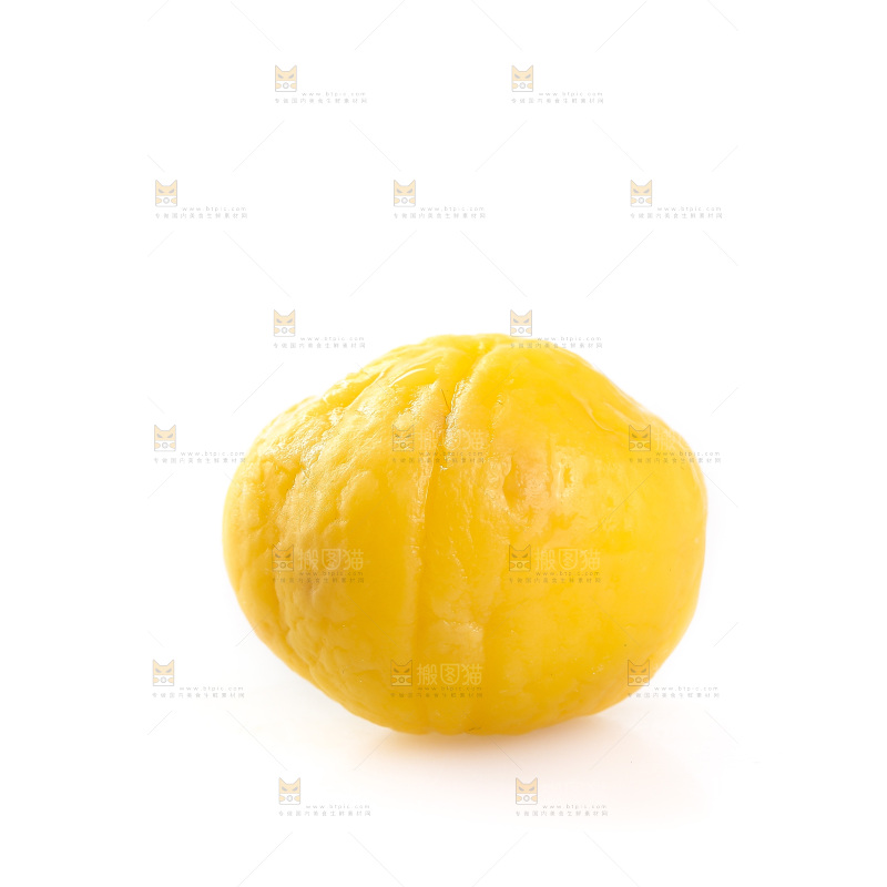 白底上放着板栗仁