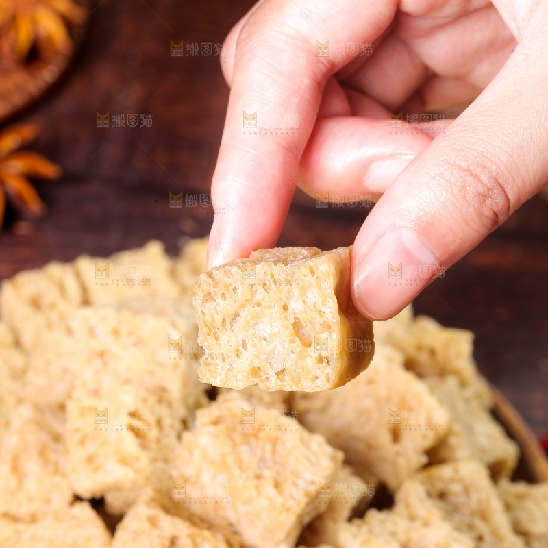 手上拿着的面筋
