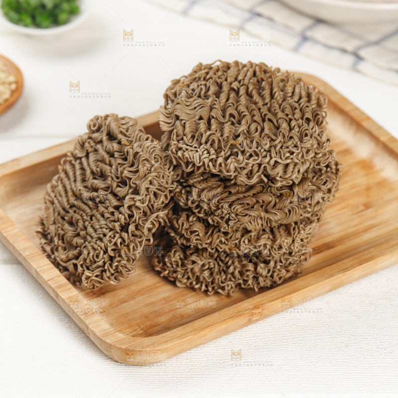 木板上放着面饼