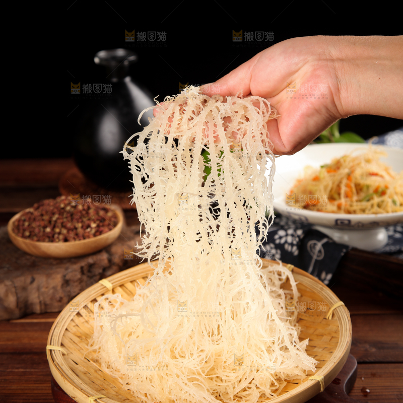 手上拿着龙须菜