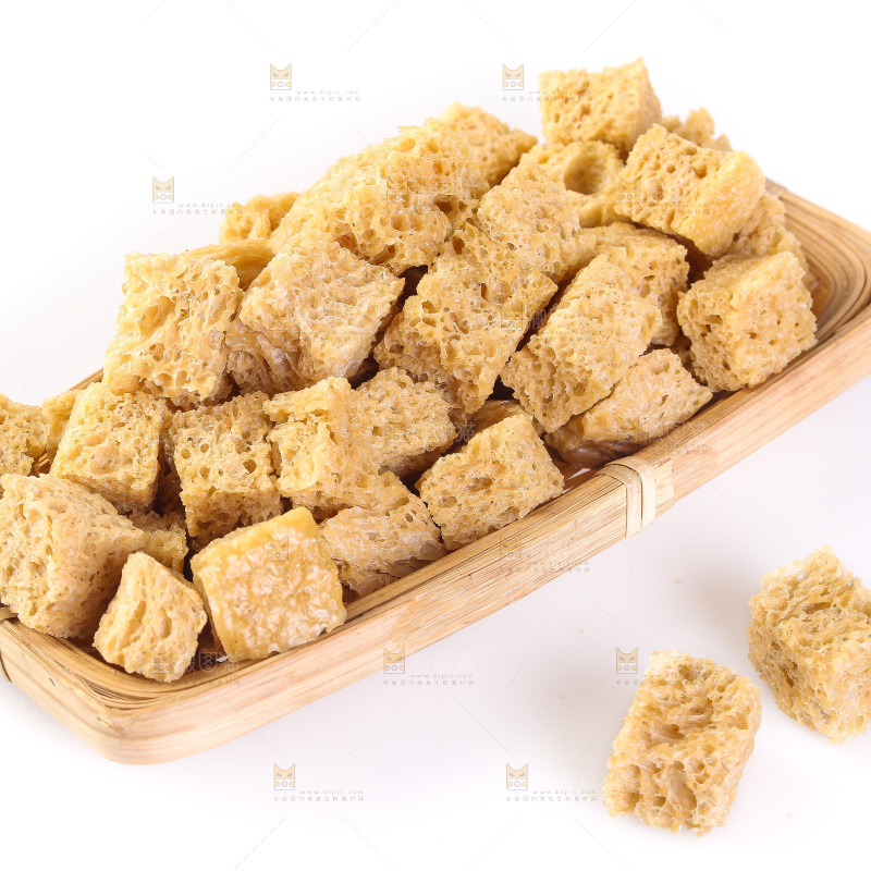 木板上放着面筋