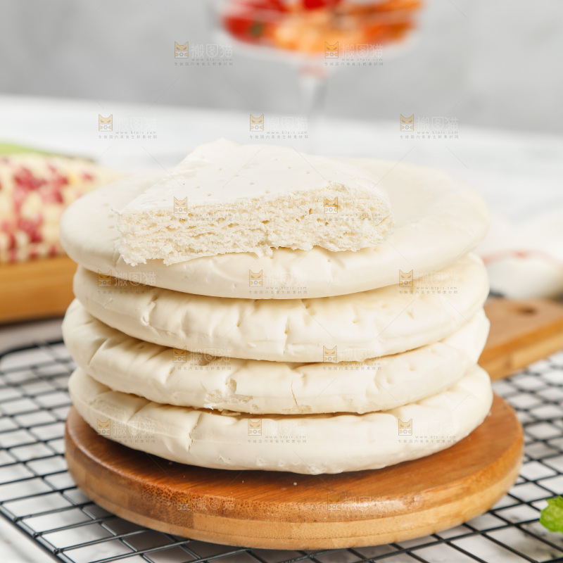 木板上放着披萨饼