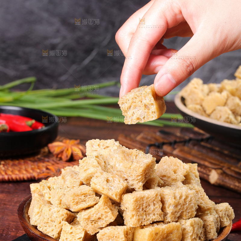 手上拿着的面筋