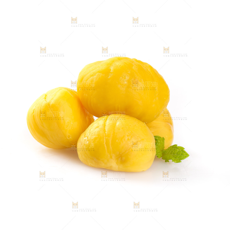 白底上放着板栗仁