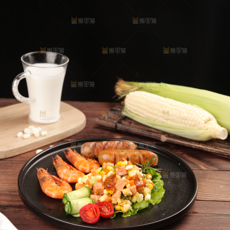 木底上放着一盘轻食餐
