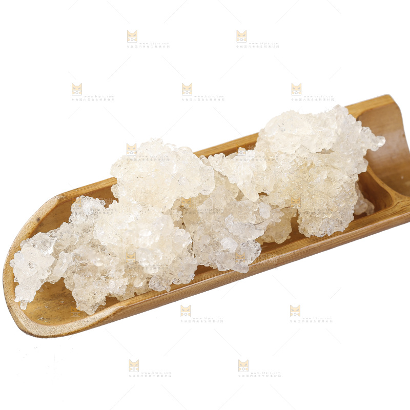 木勺上舀着雪燕