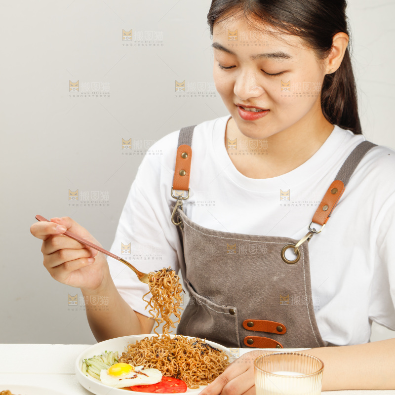 女孩正在吃拌面