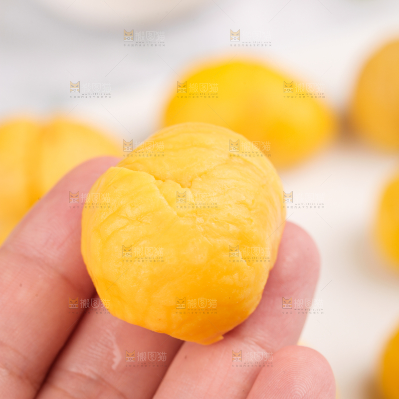 手上拿着板栗仁