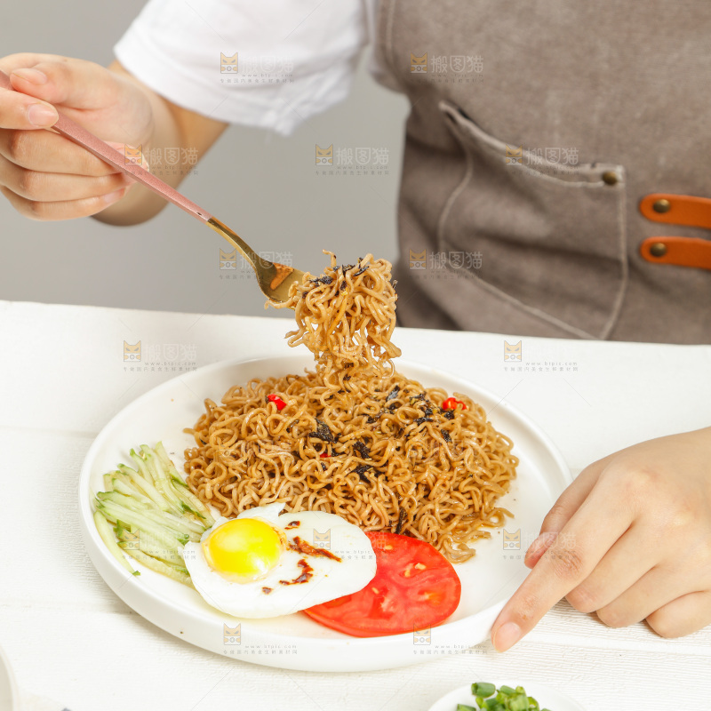 女孩正在吃拌面