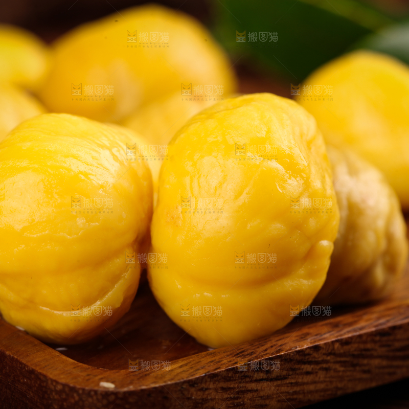 木板上放着板栗仁