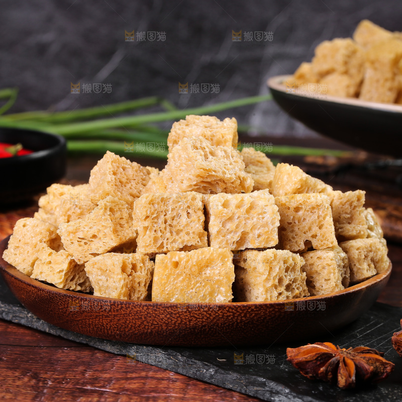 深底上放着一盘面筋