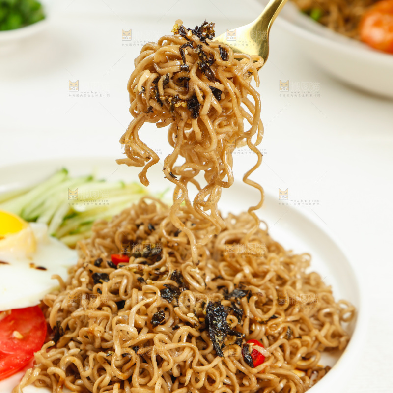 叉子上的葱油拌面
