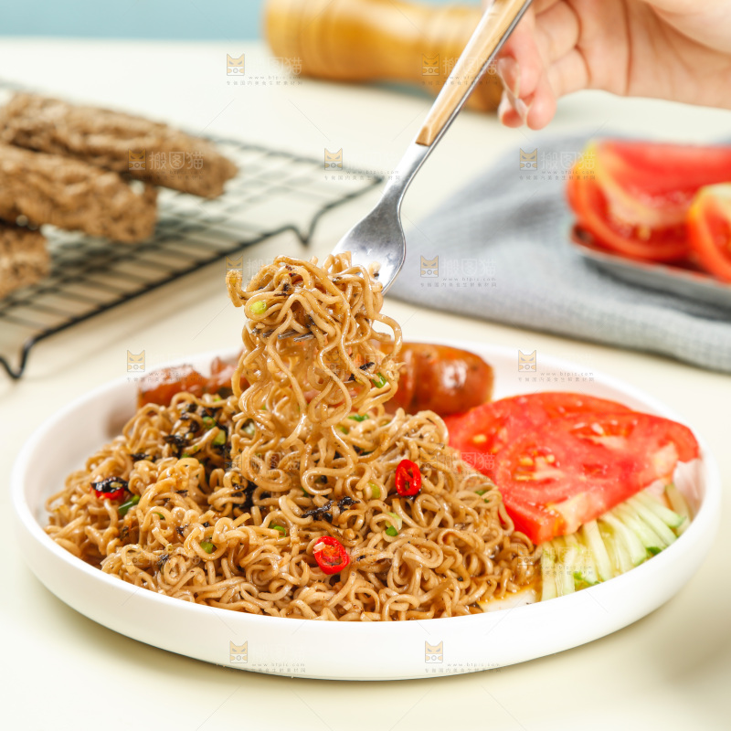 叉子上的葱油拌面