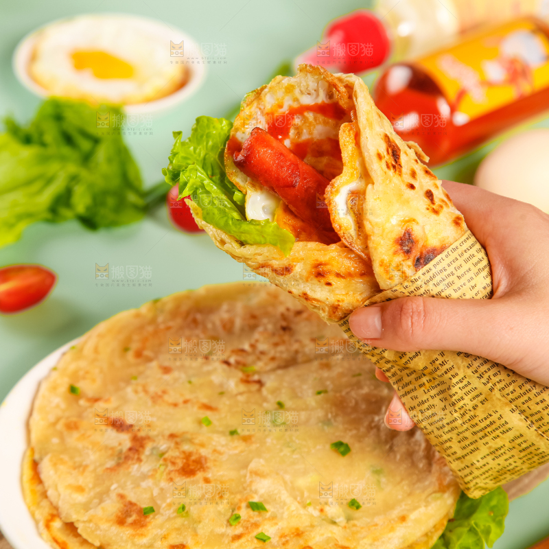 手拿着手抓饼卷