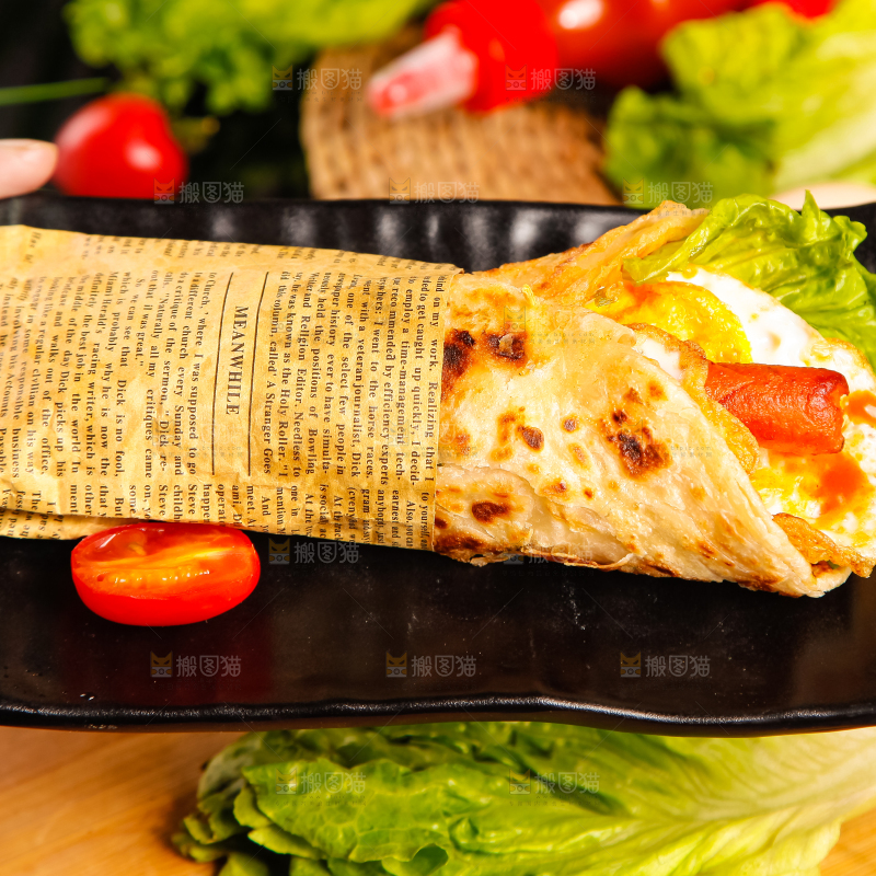 盘子里的手抓饼卷香肠