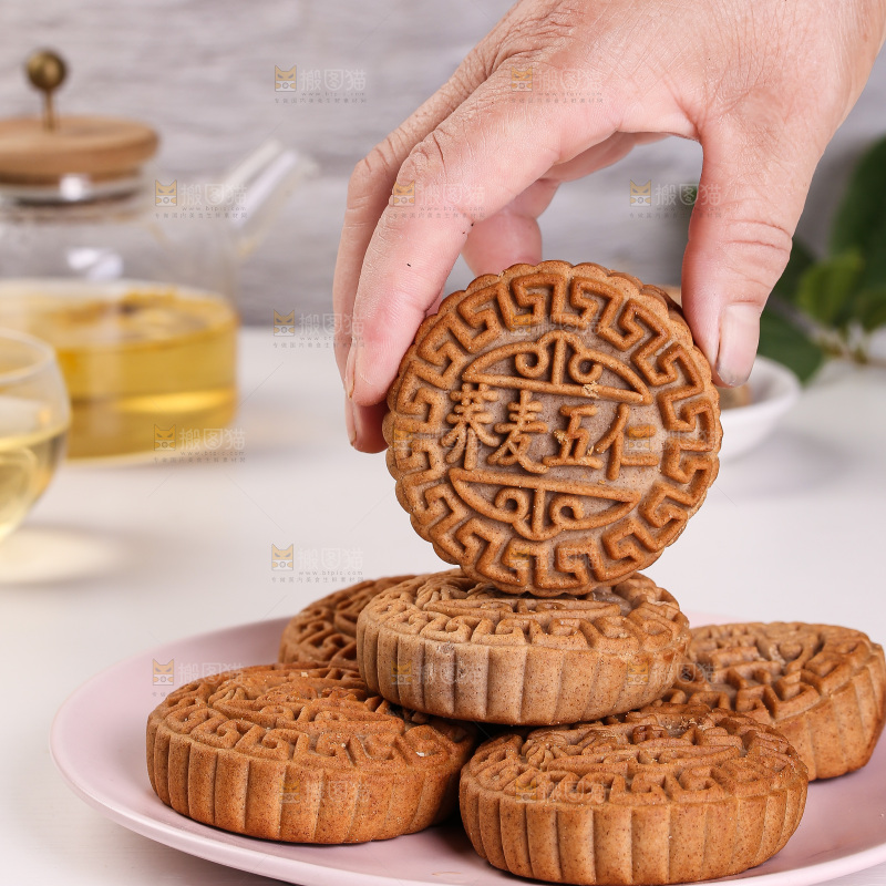 手拿着盘子里的荞麦月饼