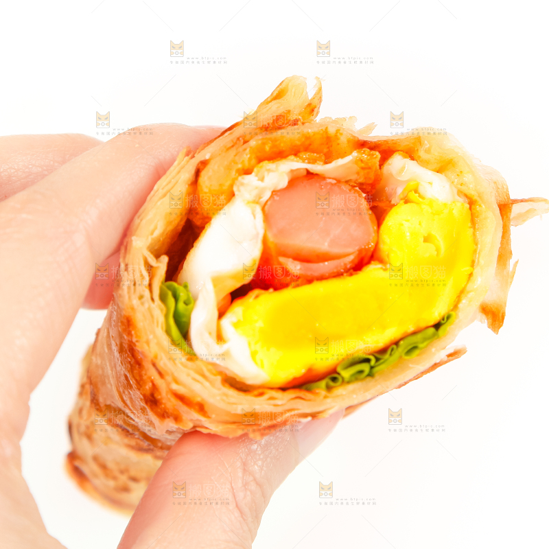 手拿着鸡蛋香肠卷饼