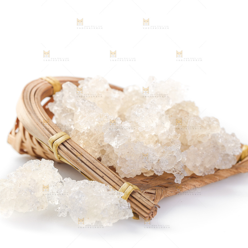 簸箕上放着雪燕