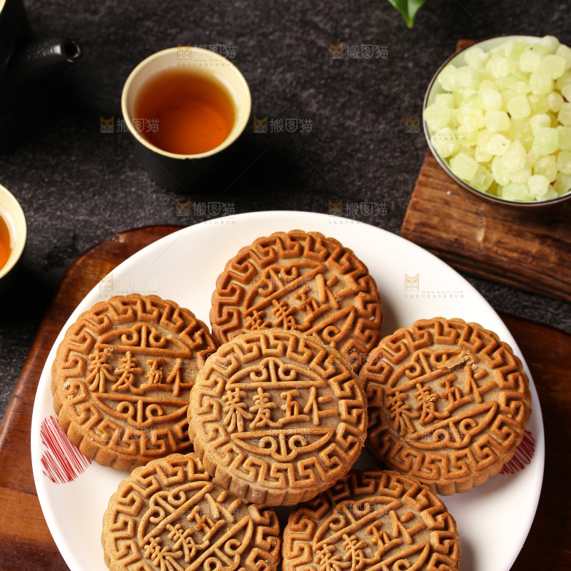 盘子里的荞麦五仁月饼