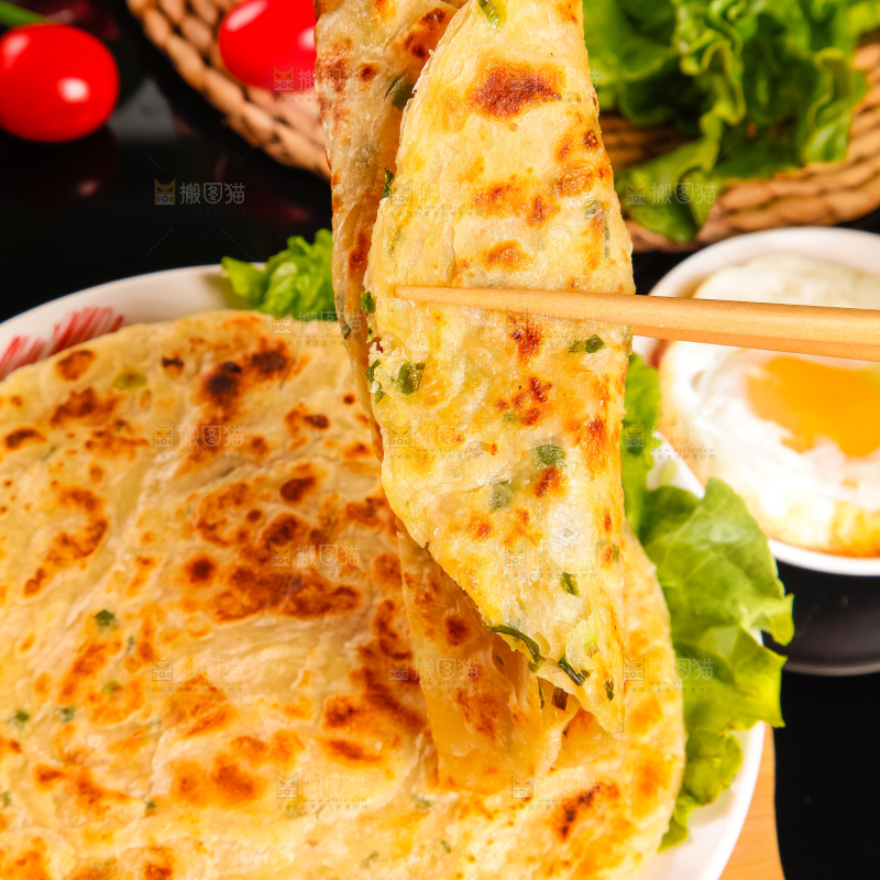 筷子上夹着葱油饼