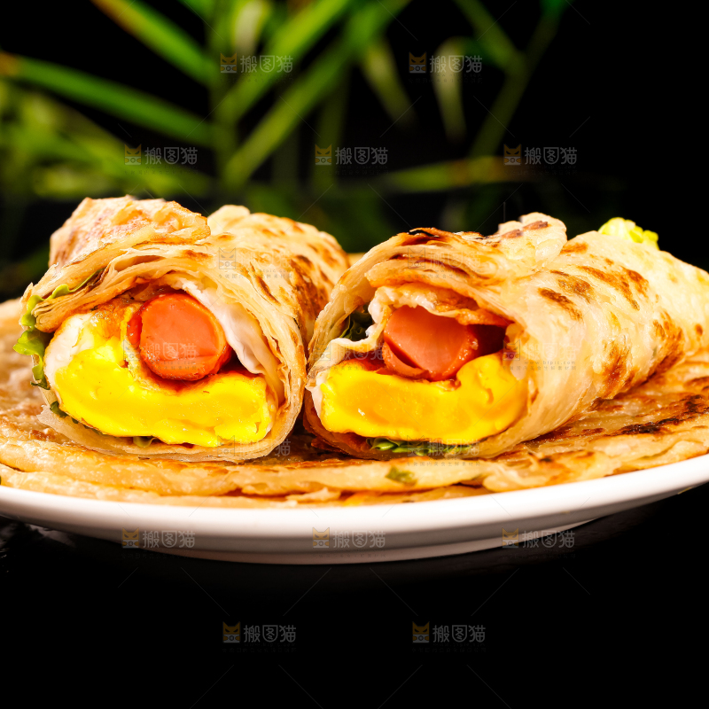 盘子里的鸡蛋香肠卷饼