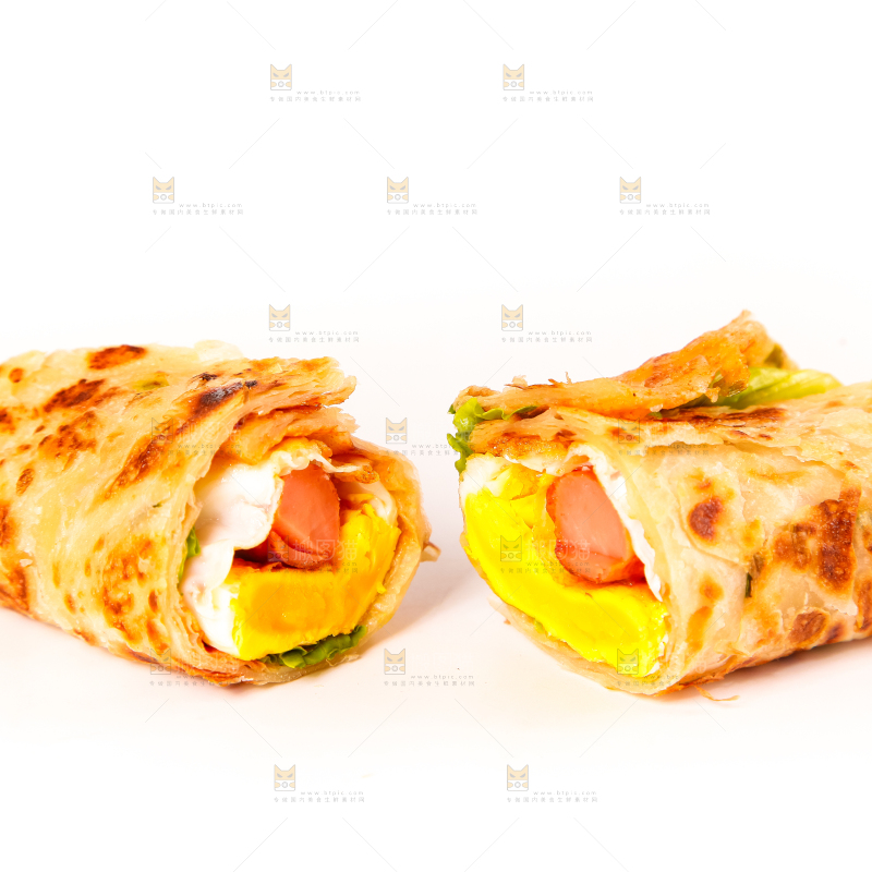 白底上的鸡蛋香肠卷饼