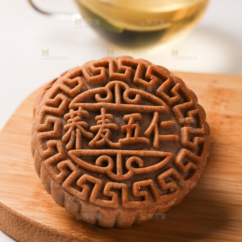 木盘上的荞麦五仁月饼