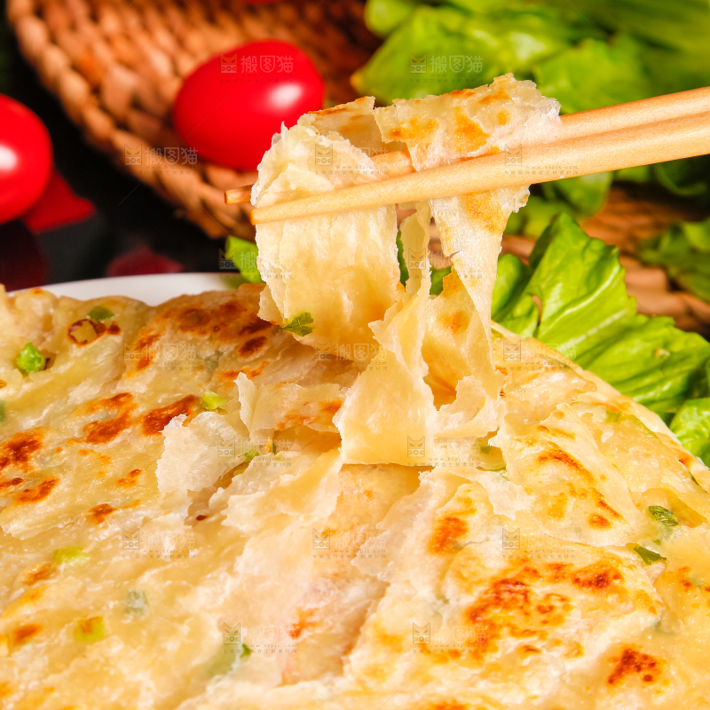 筷子上夹着葱油饼