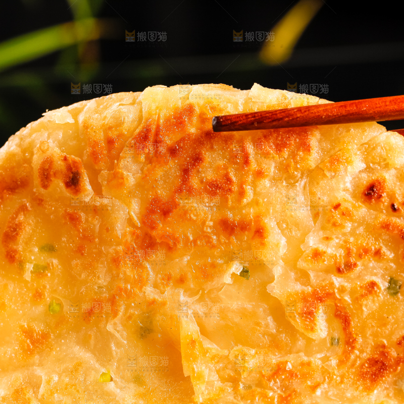 筷子上夹着葱油饼