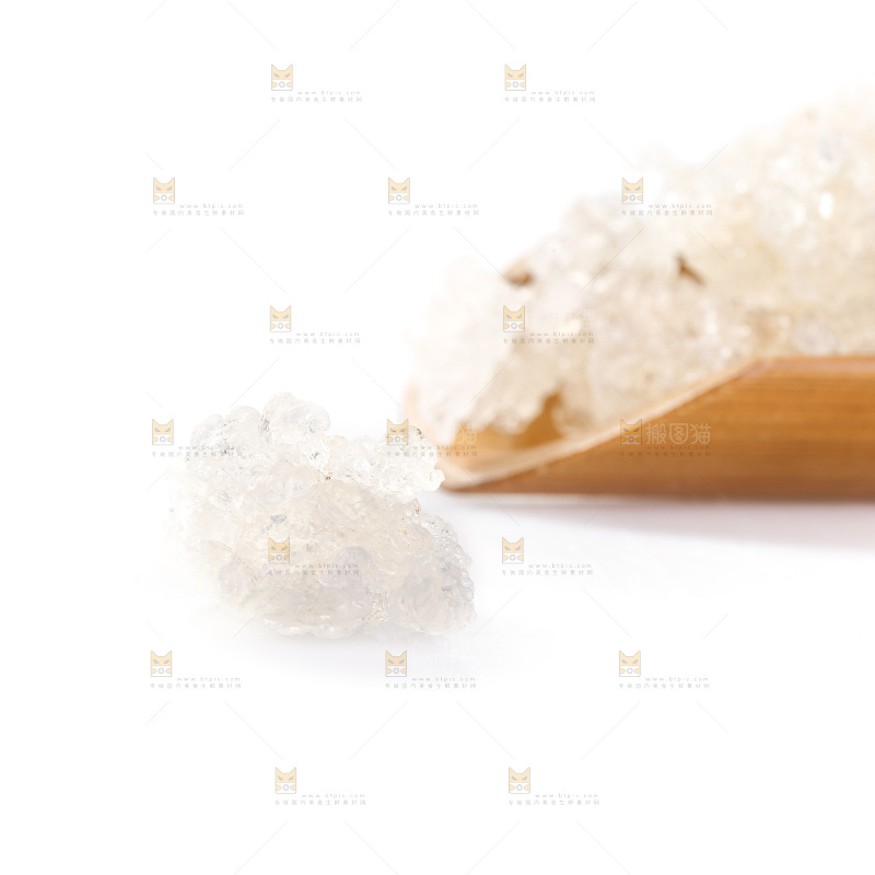 木勺上舀着雪燕