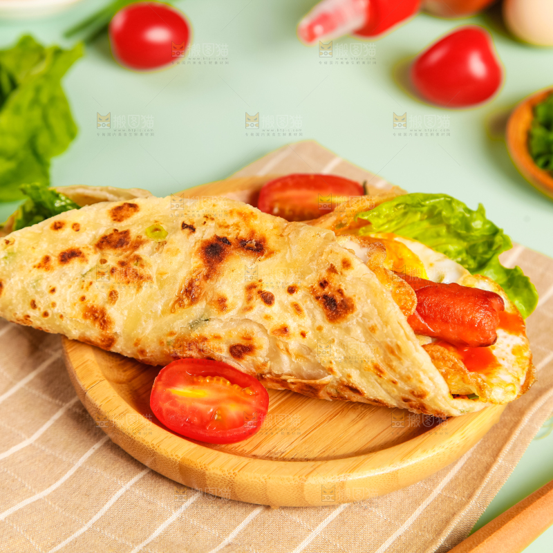 盘子里的手抓饼卷香肠鸡蛋