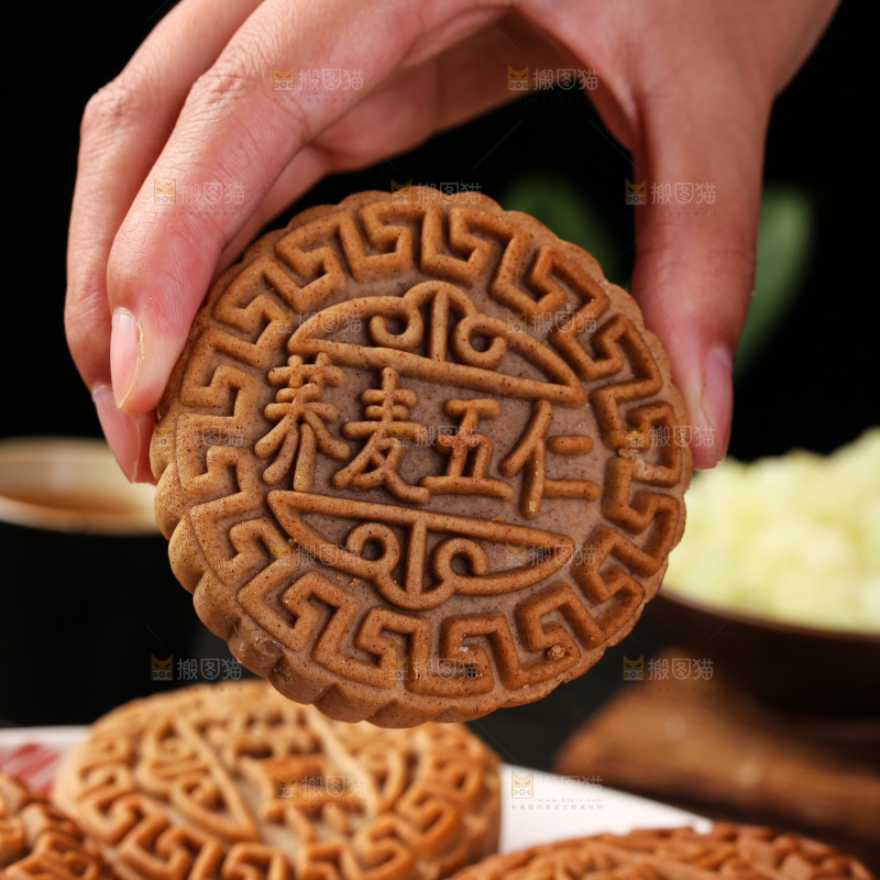 手拿着荞麦五仁月饼