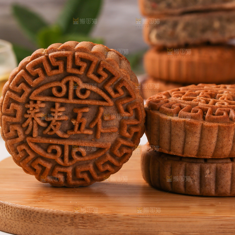 木盘上的荞麦五仁月饼