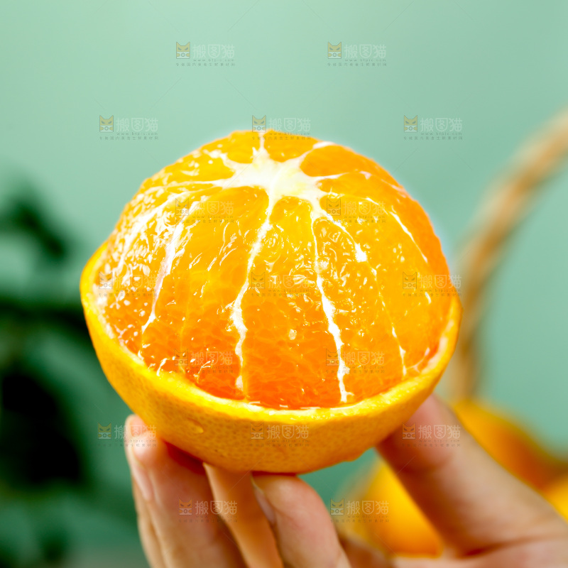 手里拿着爱媛