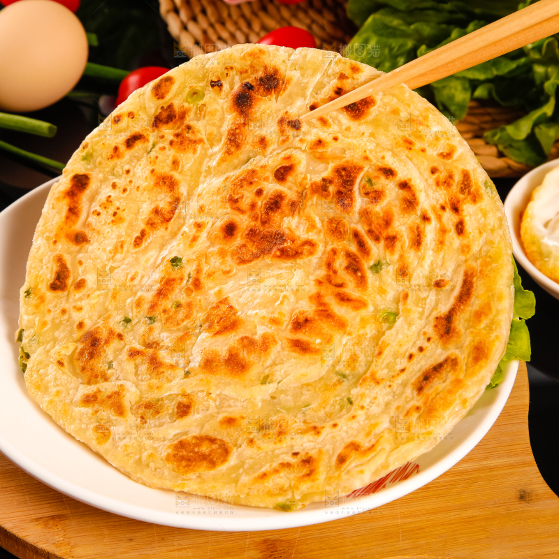 筷子上夹着葱油饼