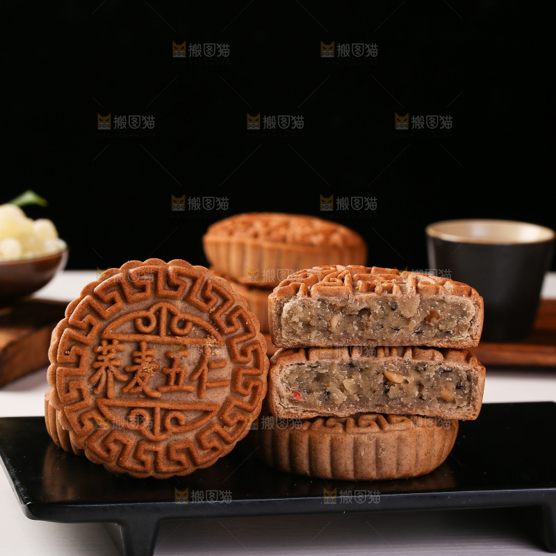 白底上的荞麦五仁月饼