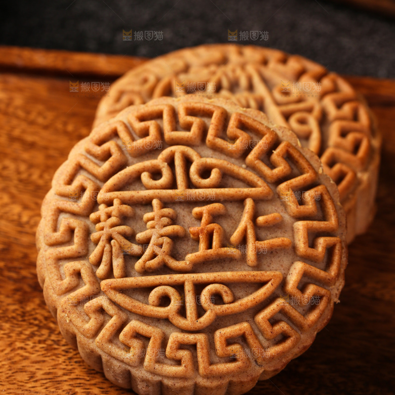 木盘上的荞麦五仁月饼