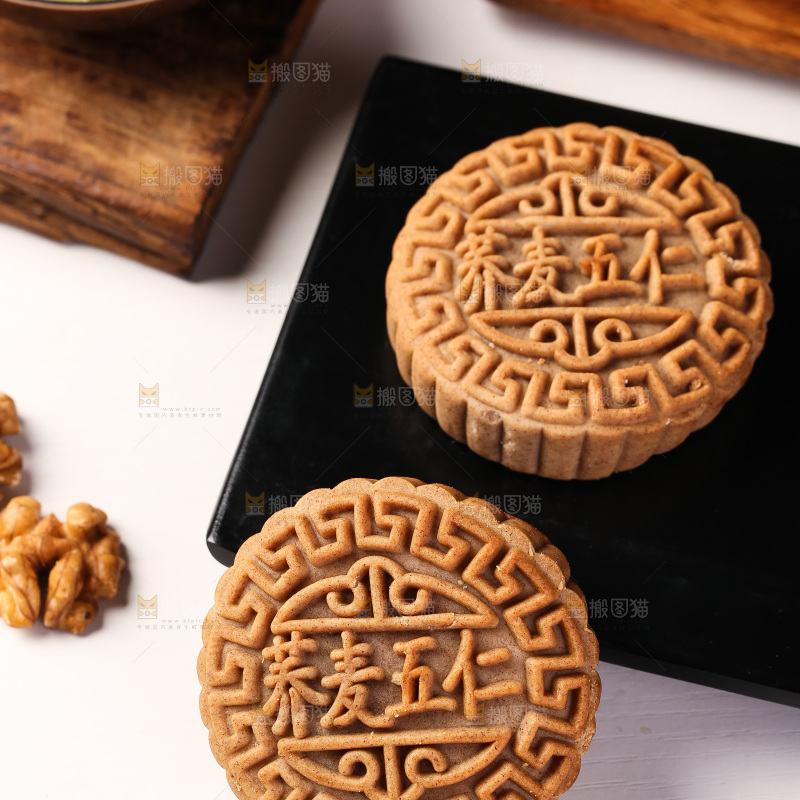 白底上的荞麦五仁月饼