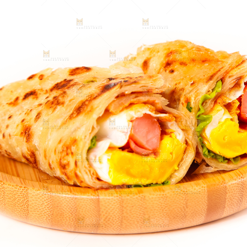 盘子里的鸡蛋香肠卷饼