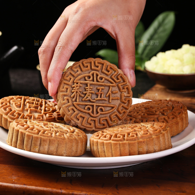 手拿盘子里的荞麦五仁月饼