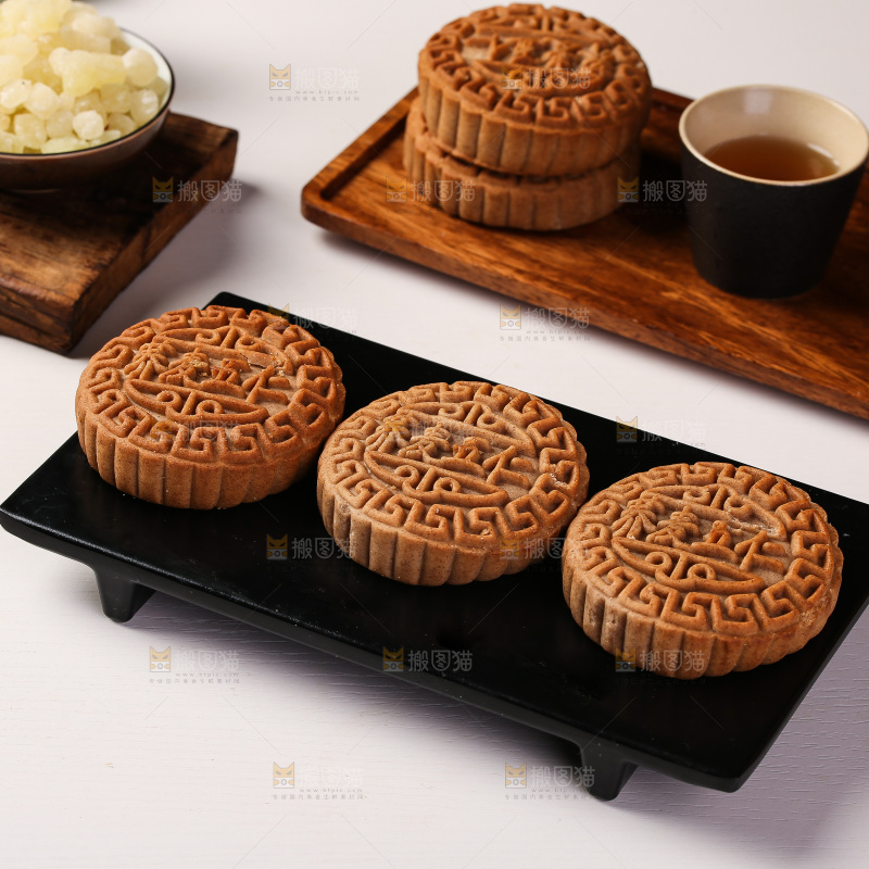 白底上的荞麦五仁月饼